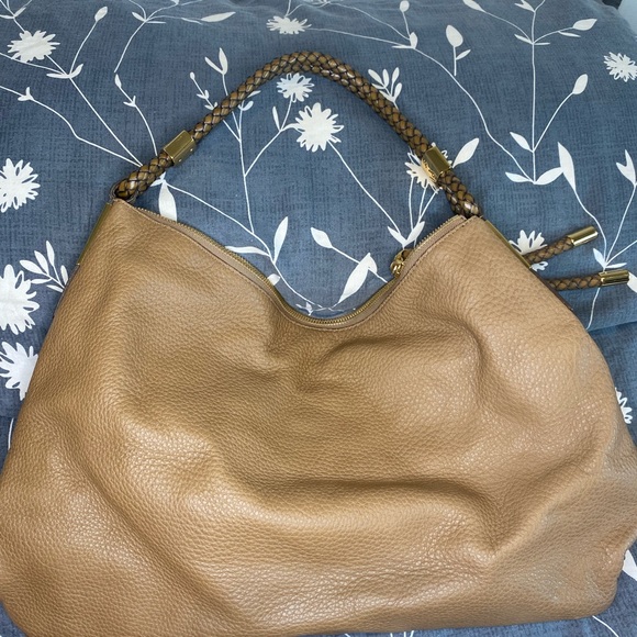 ✨LIGHTLY USED✨ LUXURY MICHAEL KORS SKORPIOS HOBO - Picture 2 of 7